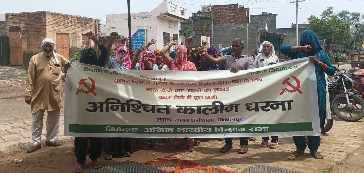बवानीखेड़ा में सुन्दर नहर में पानी की मांग को लेकर नारेबाजी करते क्षेत्रवासी। 