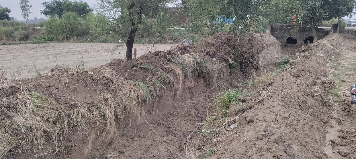 Excavation and cleaning of Maujampur canal begin, but encroachments remain.