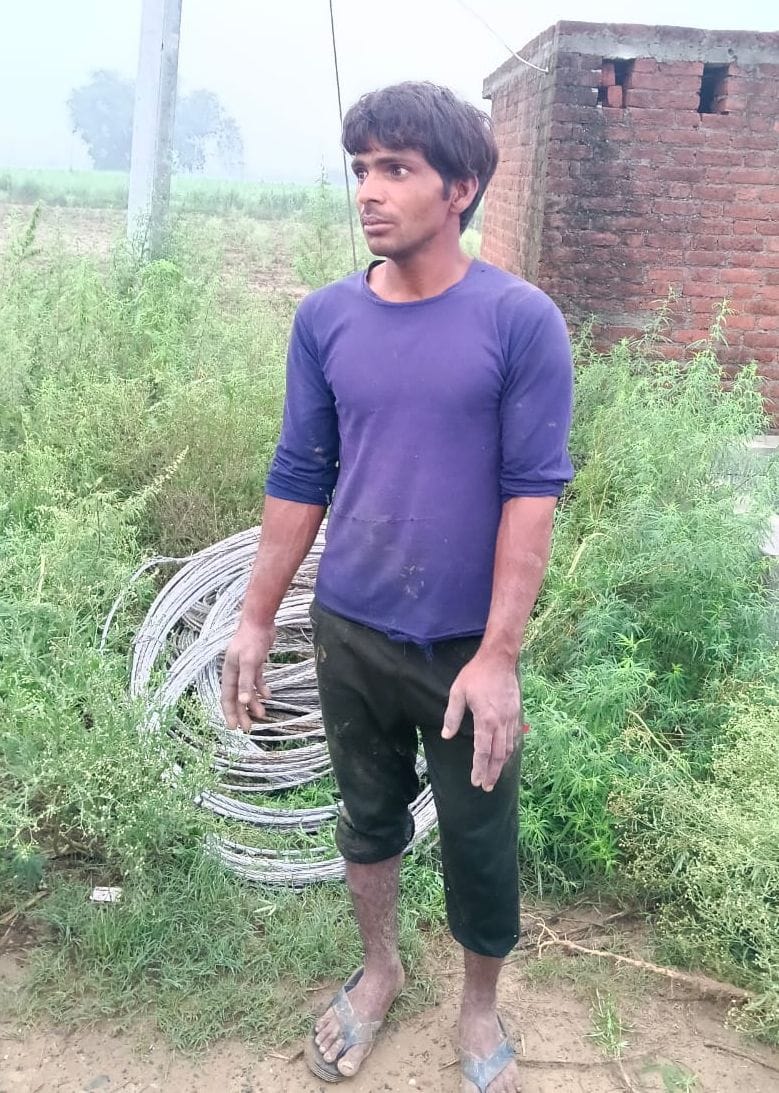One of the thieves cutting high-tension power lines was caught by villagers.