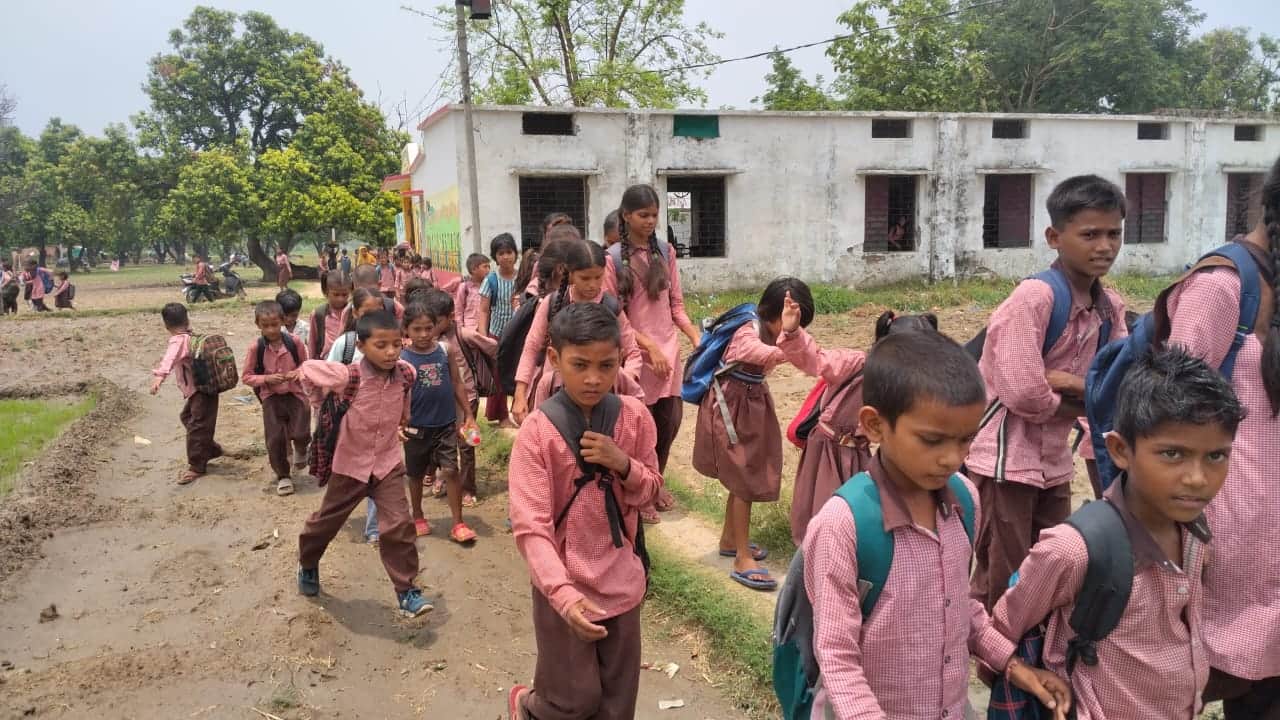 छुट्टी के समय विद्यालय से निकलकर डाड़-मेड़ से गुजरते हुए घर के लिए रवाना होते चेरईराम कंपोजिट व