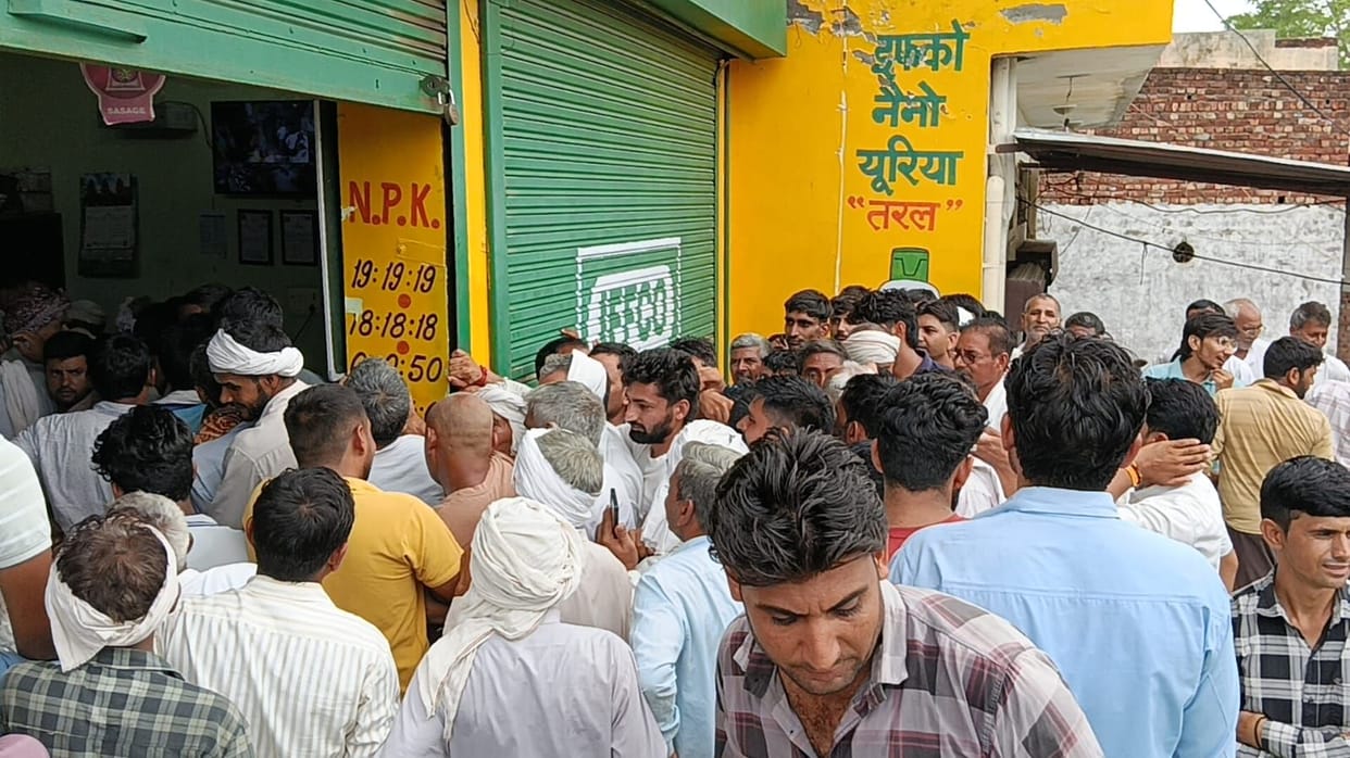 600 bags of DAP arrive at the IFFCO e-Bazar center; distribution to farmers begins