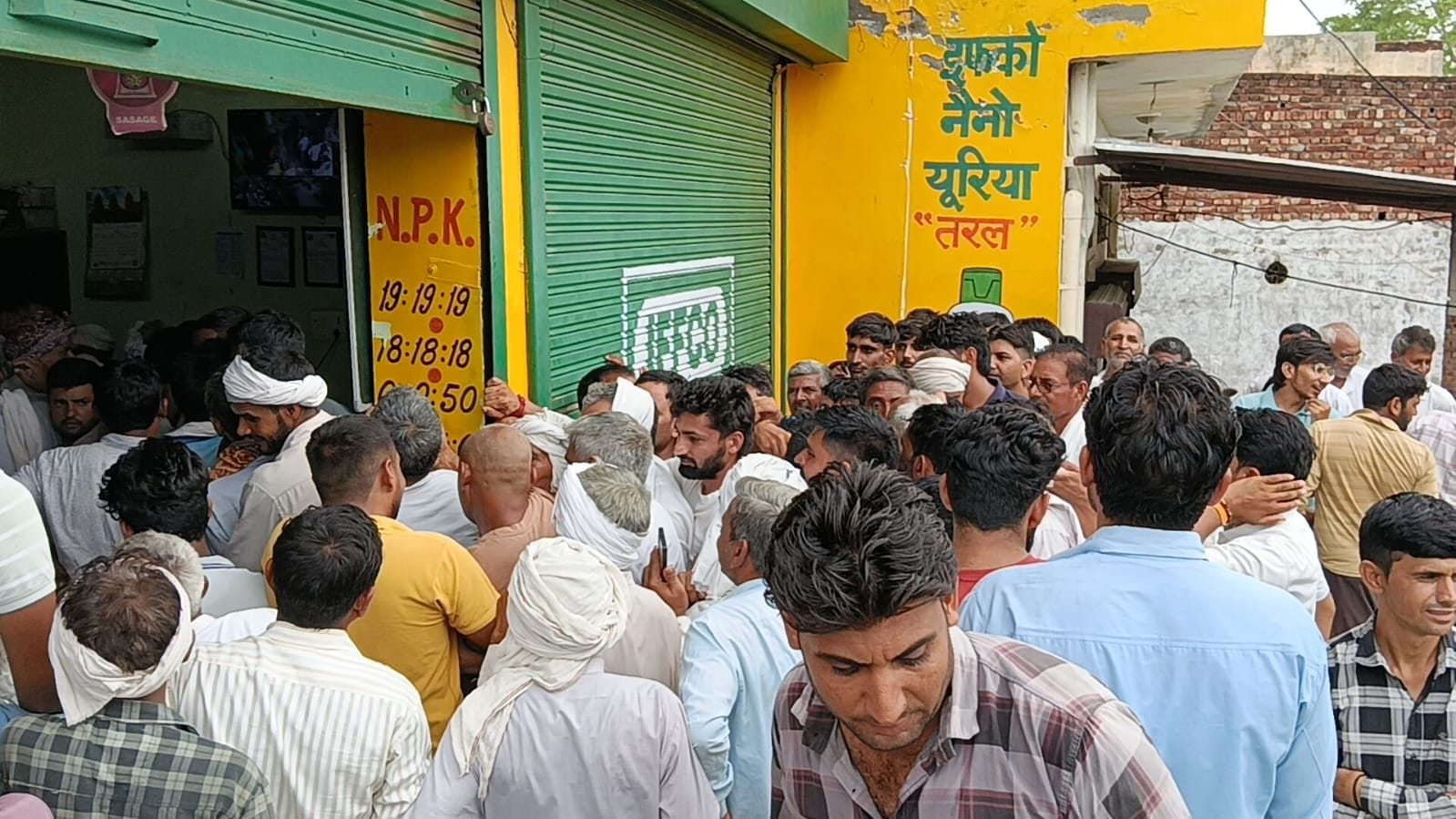 ढिगावामंडी के इफको ई-बाजार केंद्र पर खाद के लिए लगी किसानों की भीड़। 