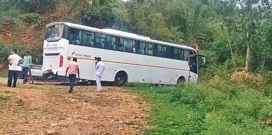 ढलियारा में तीखे मोड़ पर बाल बाल बची टूरिस्ट बस ।स्रोत : जागरूक पाठक