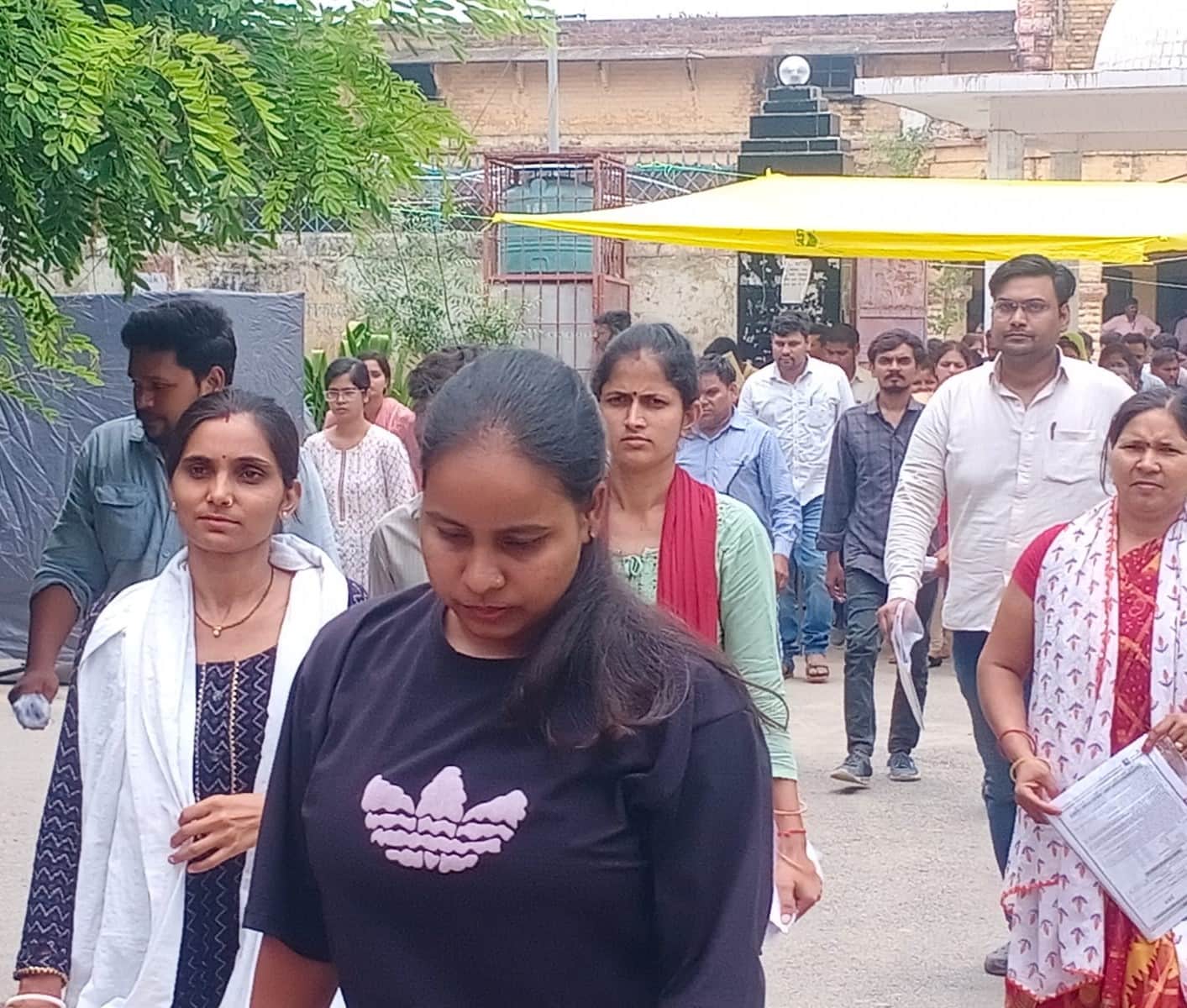एएसजे इंटर कालेज से टीईटी की परीक्षा देकर बाहर निकलते अभ्यर्थी, संवाद