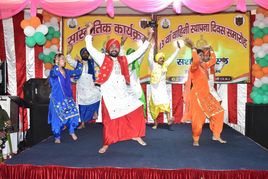  एसएसबी मुख्यालय में आयोजित कार्यक्रम में सांस्कतिक नृत्य प्रस्तुत करते कलाकार।