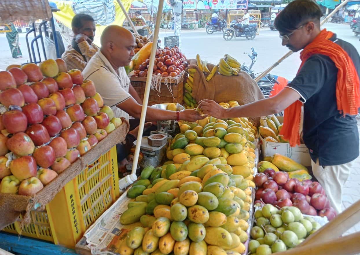 फलों की दुकान पर खरीदारी करता युवक। संवाद