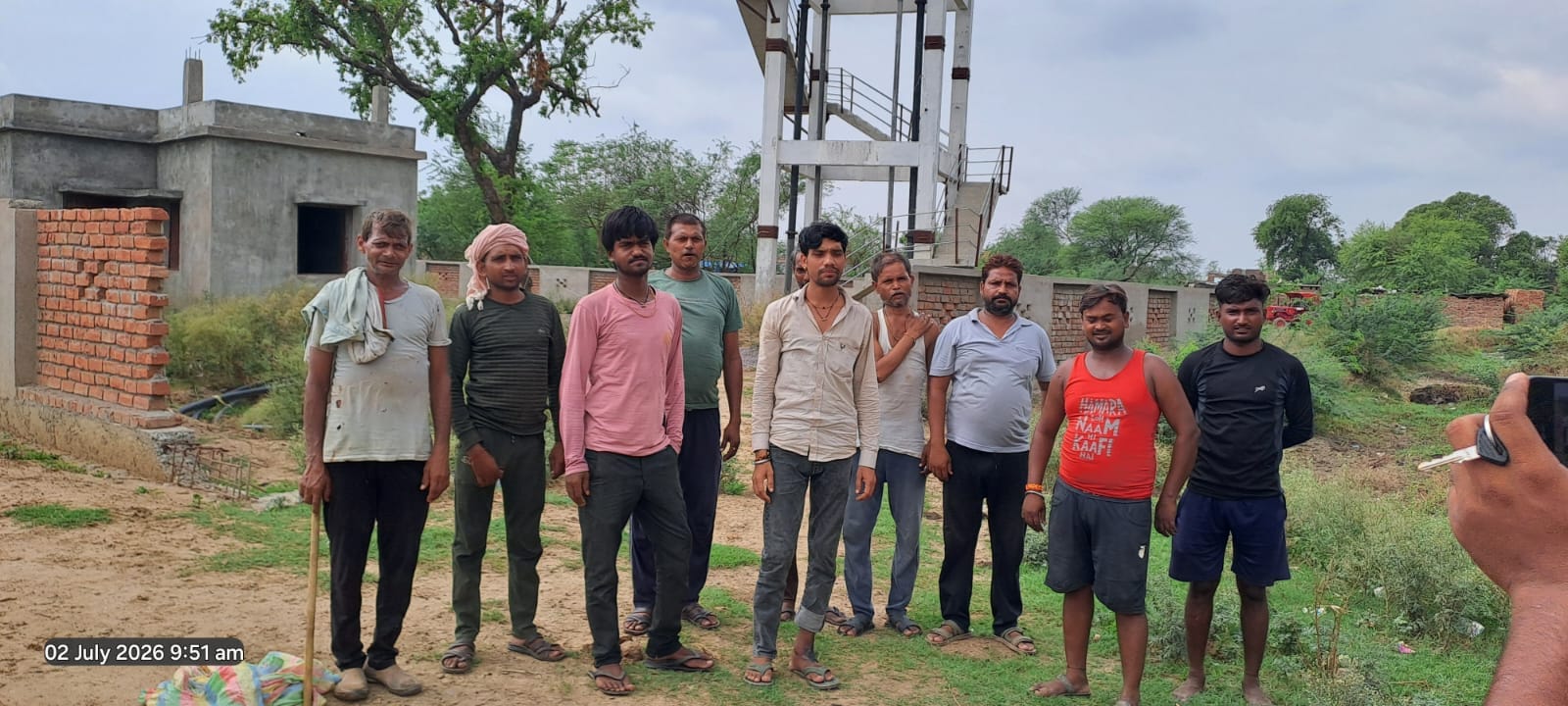 फोटो - 02 टंकी के सामने प्रदर्शन करते जोराखेरा गांव के ग्रामीण। संवाद