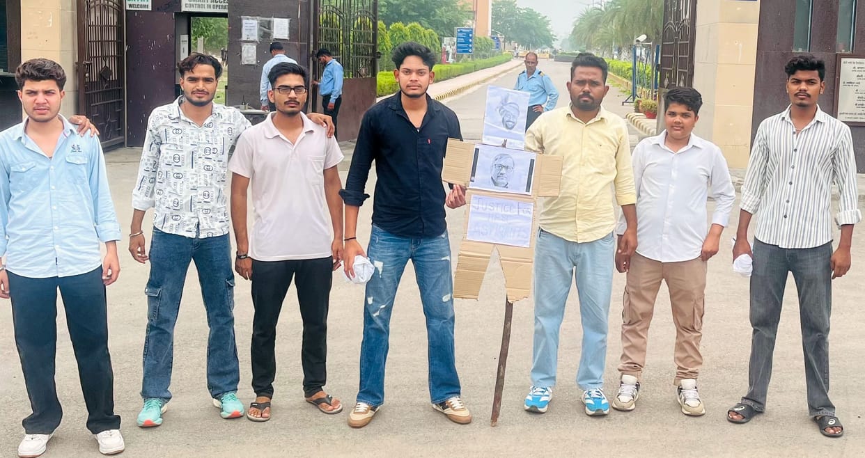 Students protest against HPSC and Chief Minister, burn effigy in university
