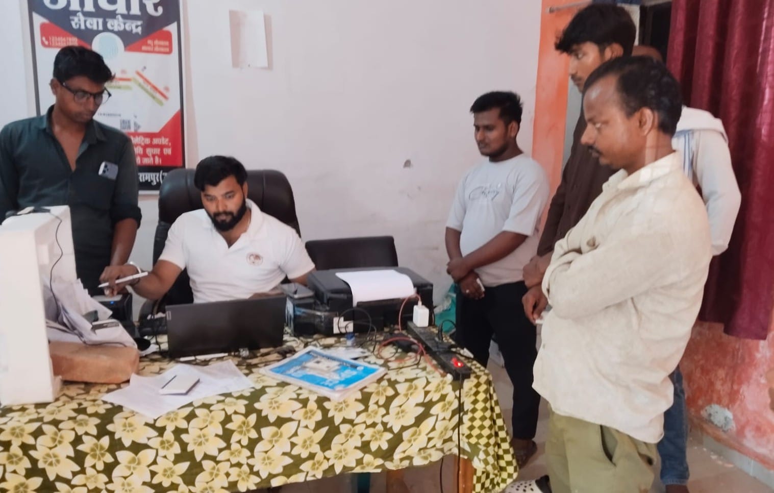 फोटो-12- रेहरा बाजार ब्लाक परिसर में आधार कार्ड बनवाते क्षेत्रवासी। संवाद
