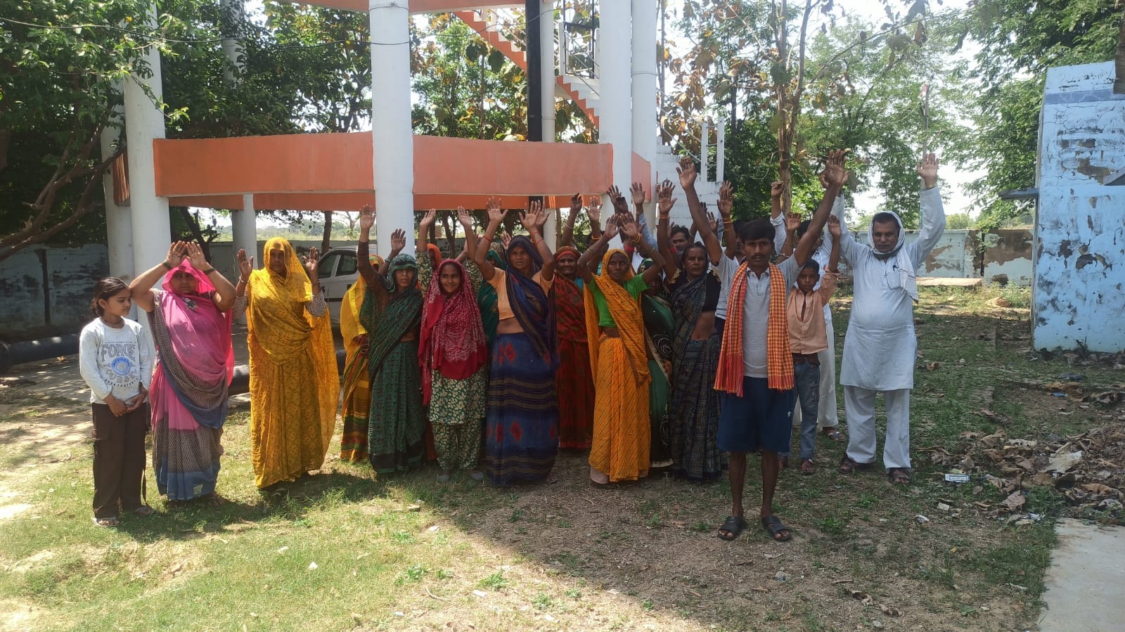 फोटो -17- प्रदर्शन करते ग्रामीण। संवाद