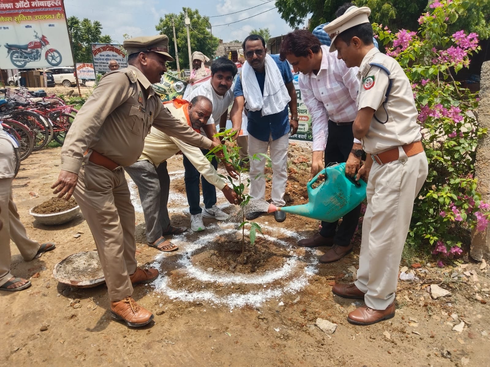 फोटो-26- जरवा के राजकीय आश्रम पद्धति विद्यालय में पौधरोपण करते वनकर्मी व शिक्षक। स्रोत