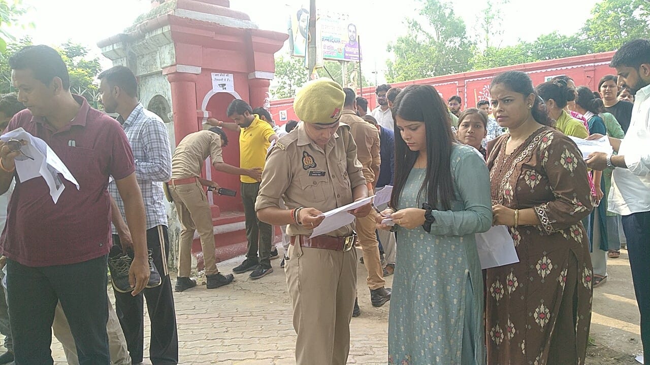 फोटो-28- नगर के एमपीपी इंटर कॉलेज में अभ्यर्थियों की जांच करते पुलिसकर्मी। संवाद
