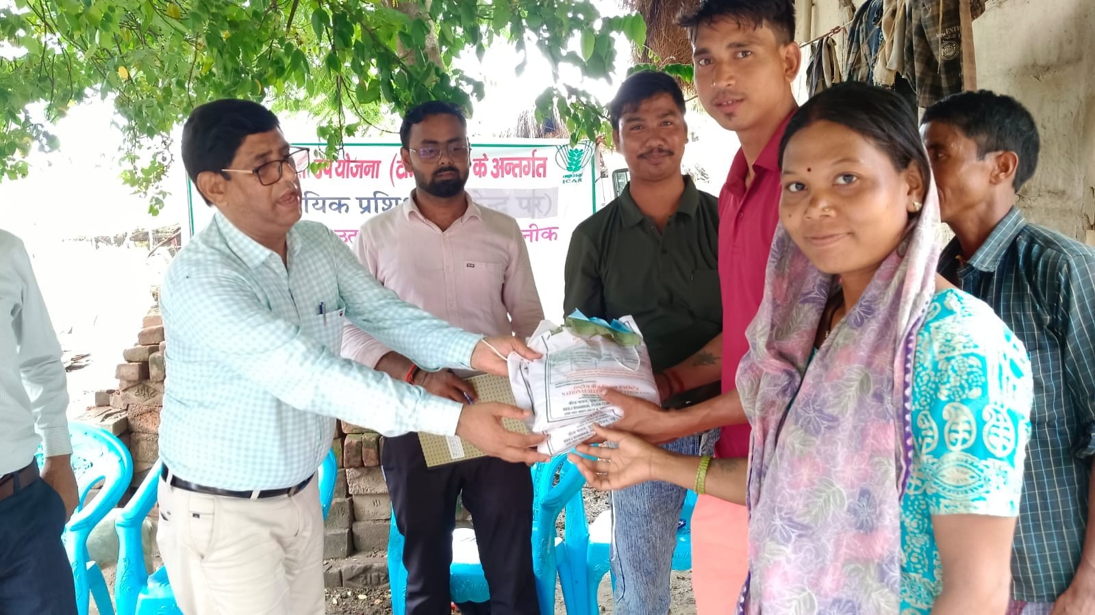फोटो-29- कृषि विज्ञान केंद्र पचपेड़वा में किसानों को बीज किट देते अधिकारी। स्रोत विभाग
