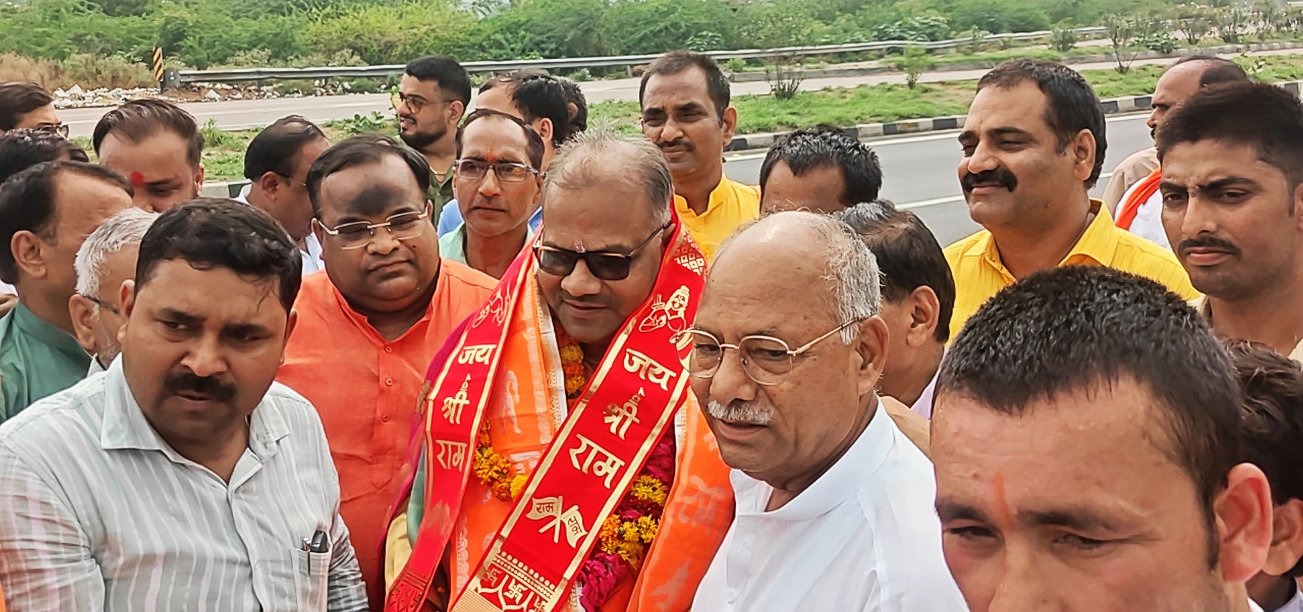 फोटो-34-क्षेत्रीय अध्यक्ष का स्वागत करते भाजपा जिलाध्यक्ष व अन्य। संवाद