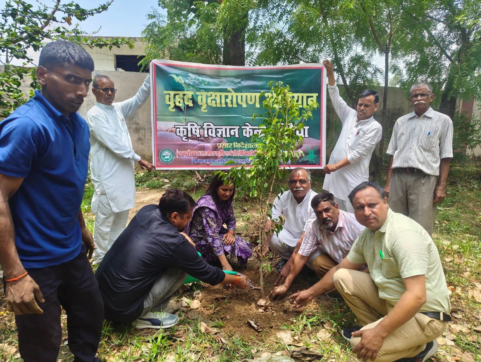 फोटो-5- छात्रों के साथ पौधारोपण करते प्रधानाचार्य व कृषि विज्ञान केंद्र के वैज्ञानिक। संवाद