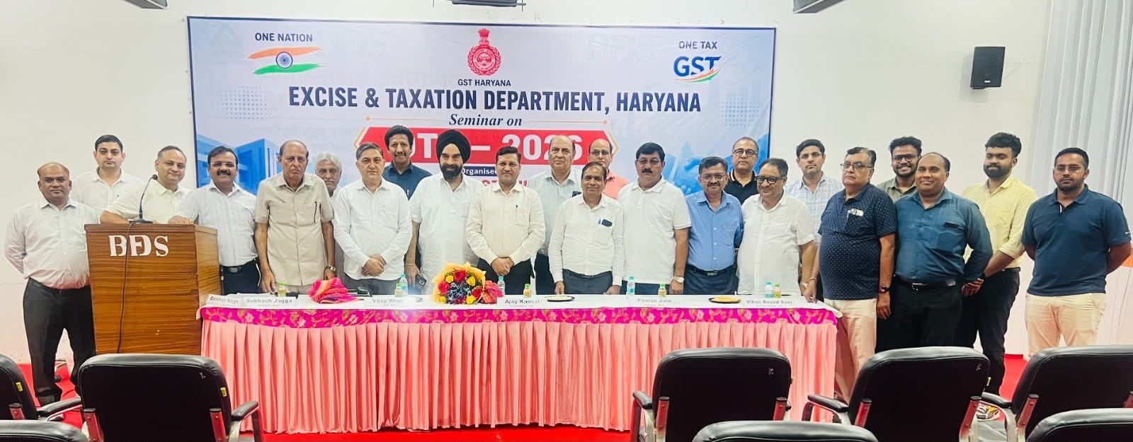 फोटो-54: बहादुरगढ़ के फुटवियर पार्क में हुई बैठक के दौरान उद्यमी ओर जीएसटी अधिकारी। स्रोत फुटविय