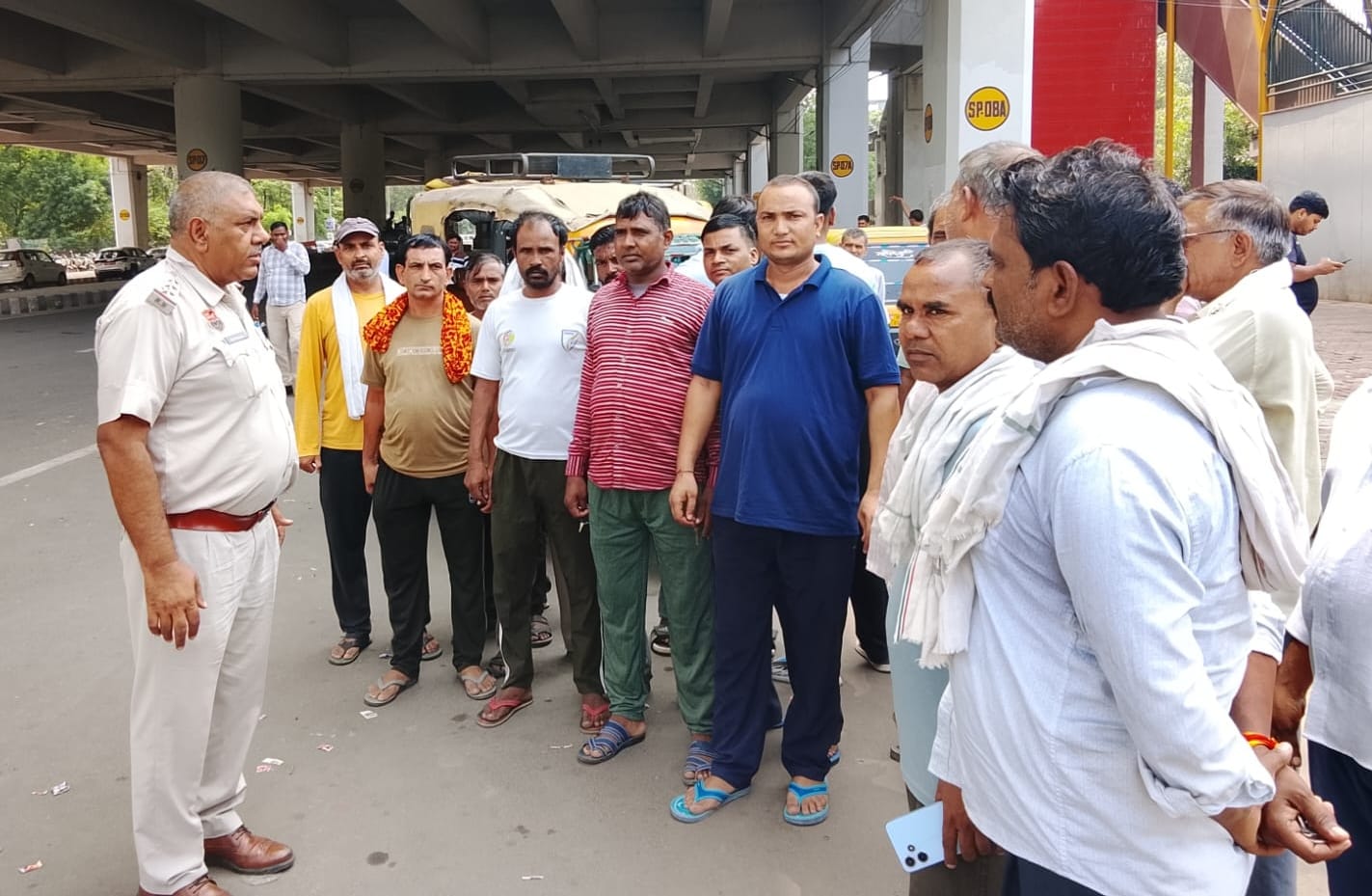 -फोटो 84 : ऑटो चालकों को यातायात नियमों के बारे में जागरूक करते निरीक्षक सतीश कुमार। स्रोत पुलि