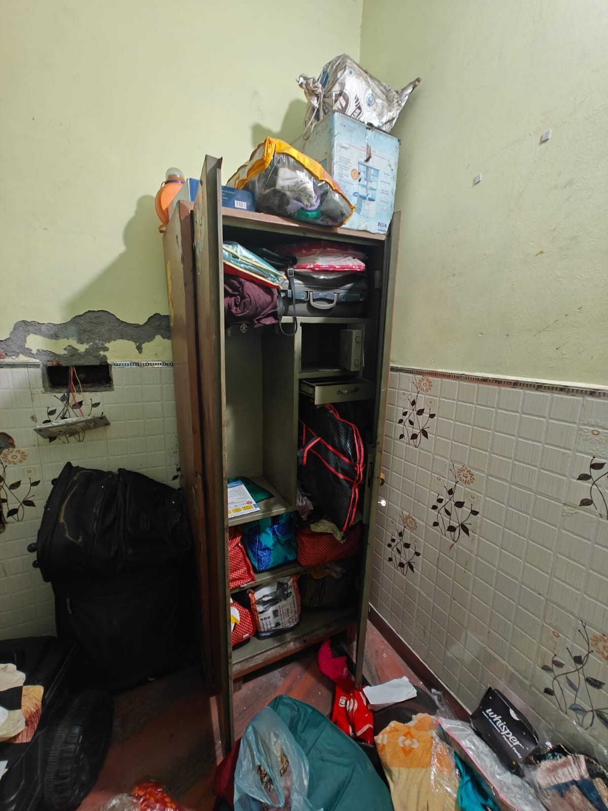 Thieves broke the house lock and made off with cash and gold jewelry.
