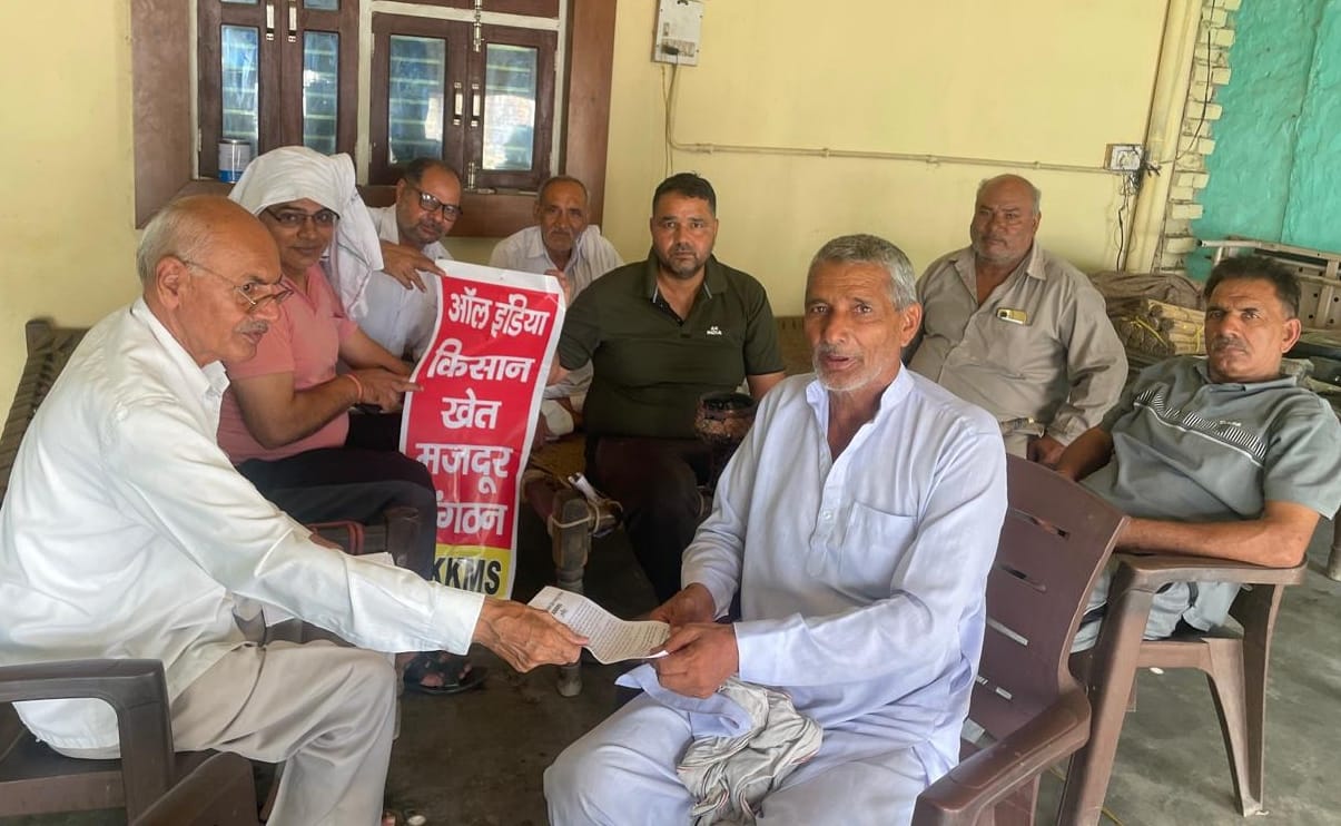 -फोटो 86 : लोगों को महापंचायत का न्यौता देते संगठन पदाधिकारी। स्रोत संगठन