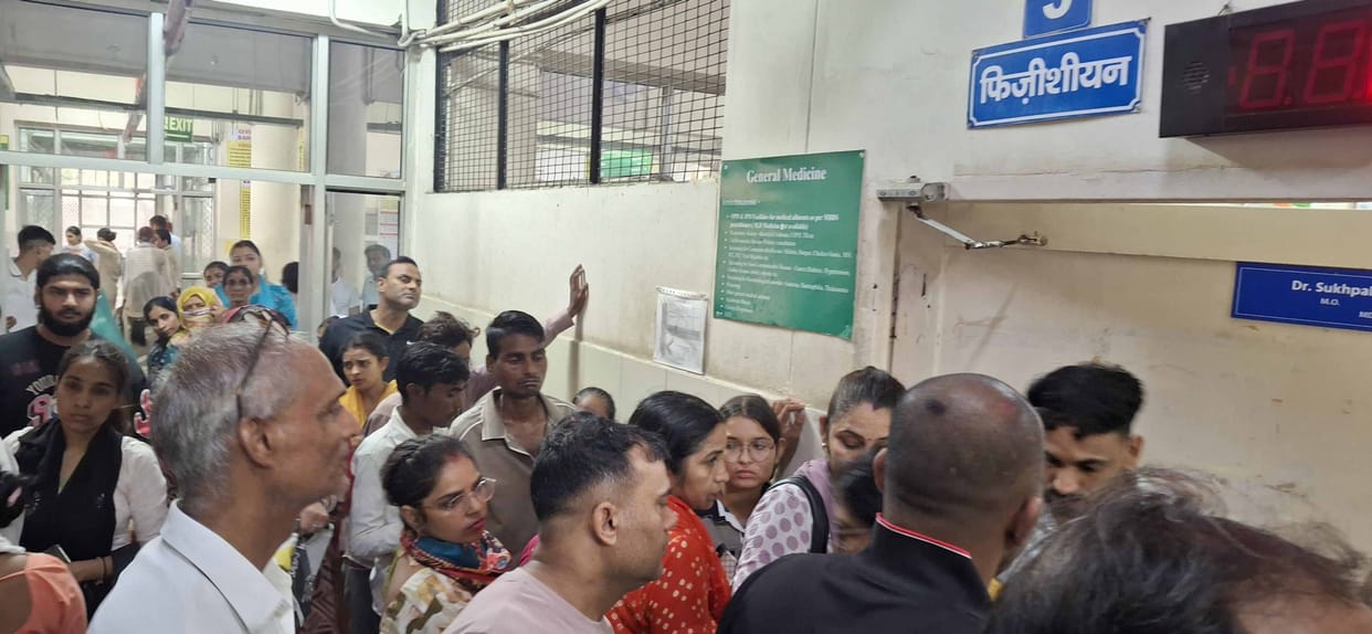 Dehydration patients increasing due to humid weather, queue in hospital