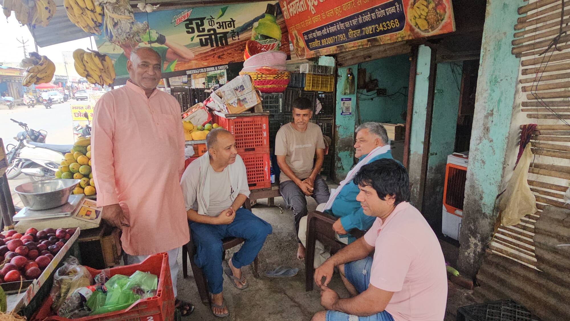 फोटो नंबर 71: चौराहे पर बैठकर इतिहास पर चर्चा करते बादली के ग्रामीण। (संवाद)