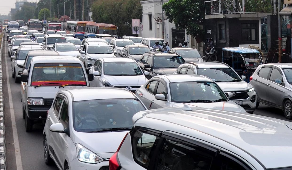 Vehicles crawled due to the traffic jam