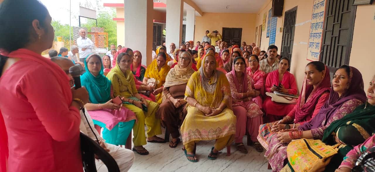 ग्राम पंचायत बिझड़ी में बैठक में भाग लेने के लिए पहुंचे लोग। स्रोत जागरूक पाठक