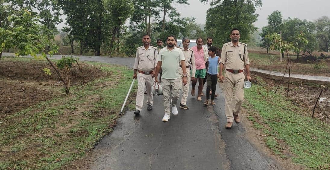 गश्त करती वन विभाग की टीम।
