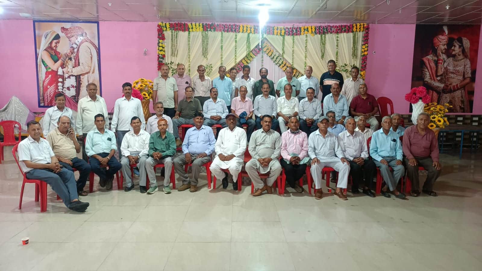 हिमाचल प्रदेश राज्य विद्युत पेंशनर फोरम की मैरा में आयोजित बैठक में हिस्सा लेते पेंशनर सामूहिक 