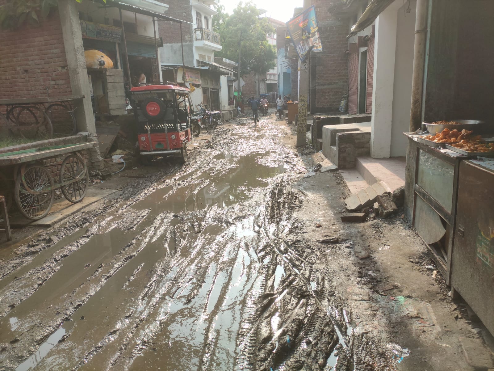 जमुनहा बाजार में सड़क पर भरा कीचड़।