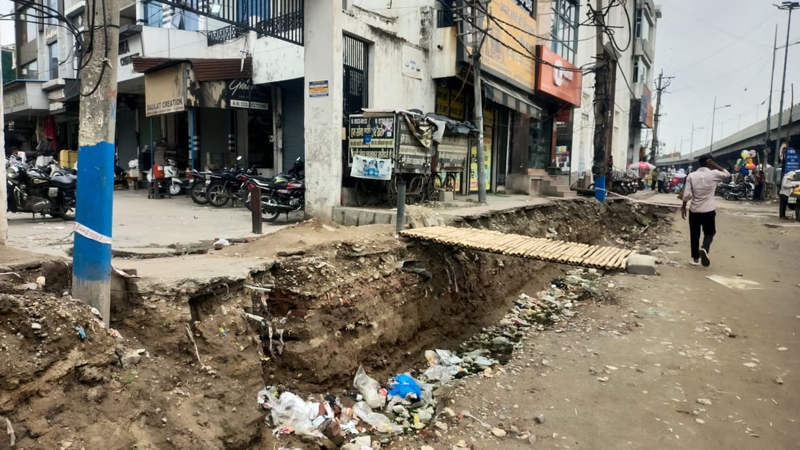 Drainage connections from the GT Road drain disconnected; risk of waterlogging in markets.