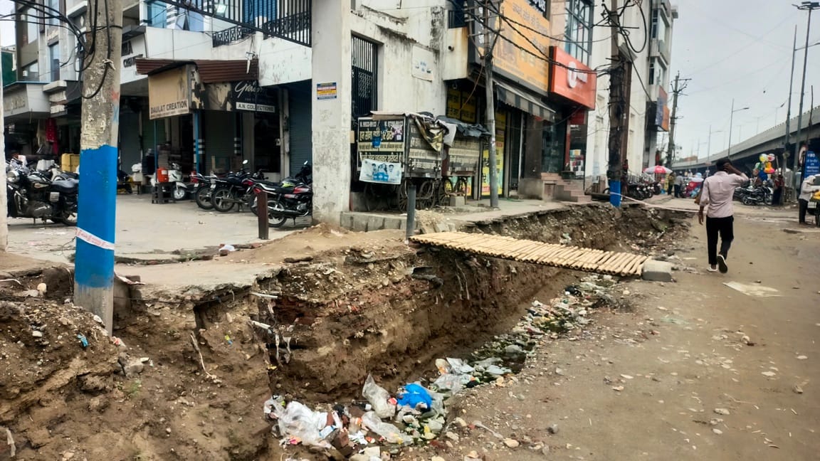 जीटी रोड पर काटा गया कपड़ा मार्केट का कनेक्शन। संवाद