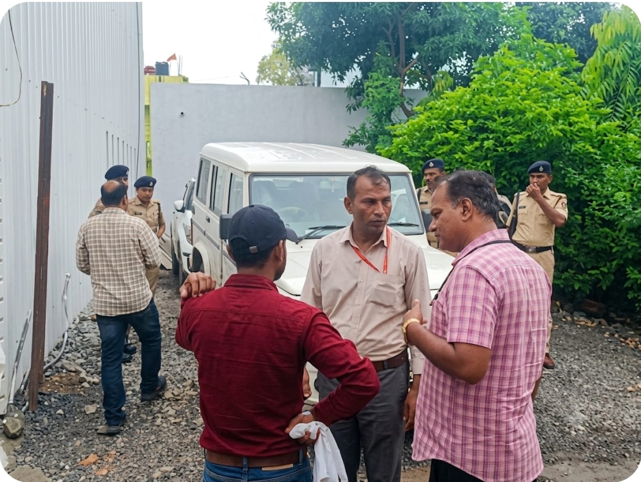 कार्रवाई करते अधिकारी