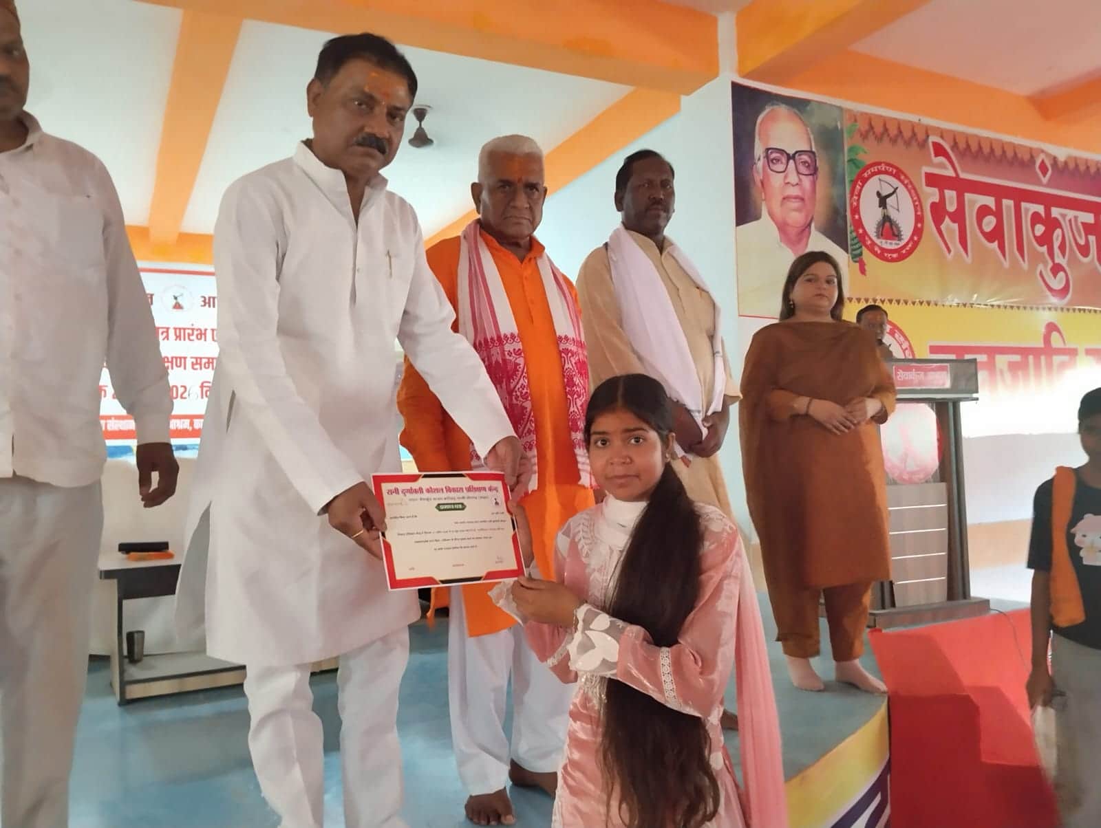 कौशल विकास प्रशिक्षण का प्रमाण पत्र देते सेवाकुंज आश्रम के जिलाध्यक्ष। स्रोत जागरूक पाठक