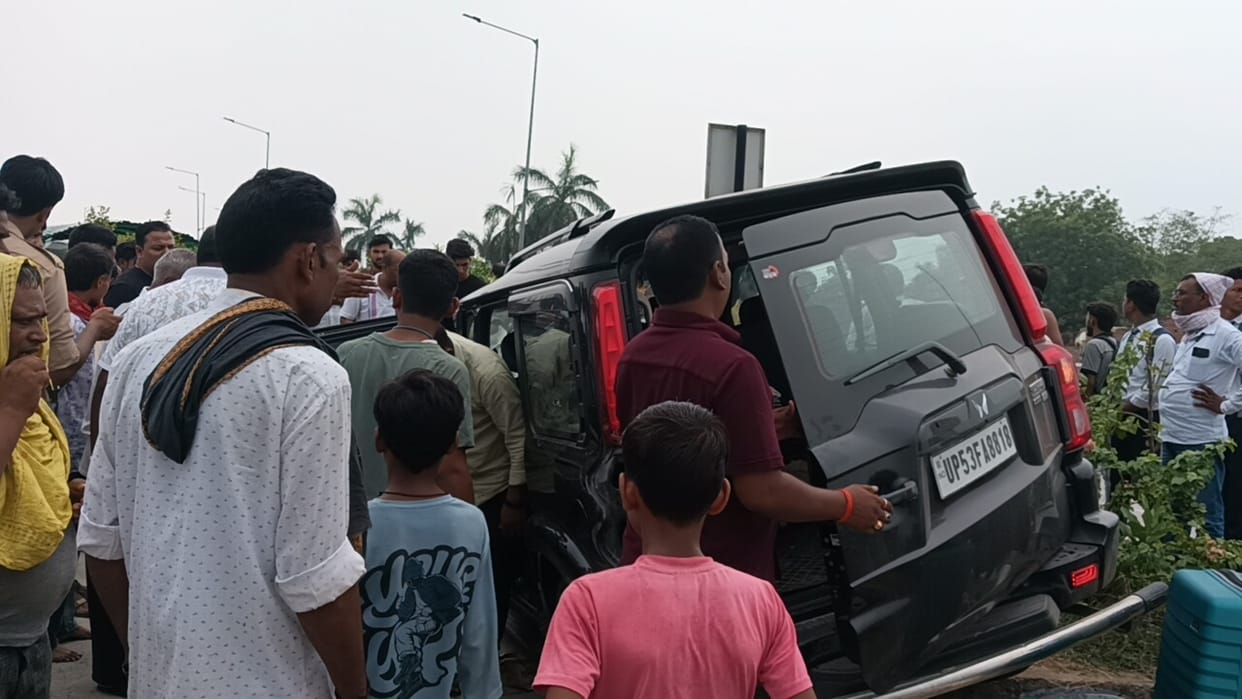 Speeding Scorpio crashes into divider on Kathy Bridge; three injured.