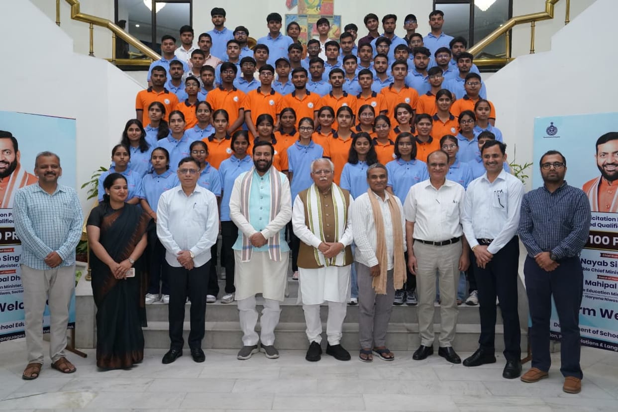CM and Union Minister felicitate four 'Super 100' students.
