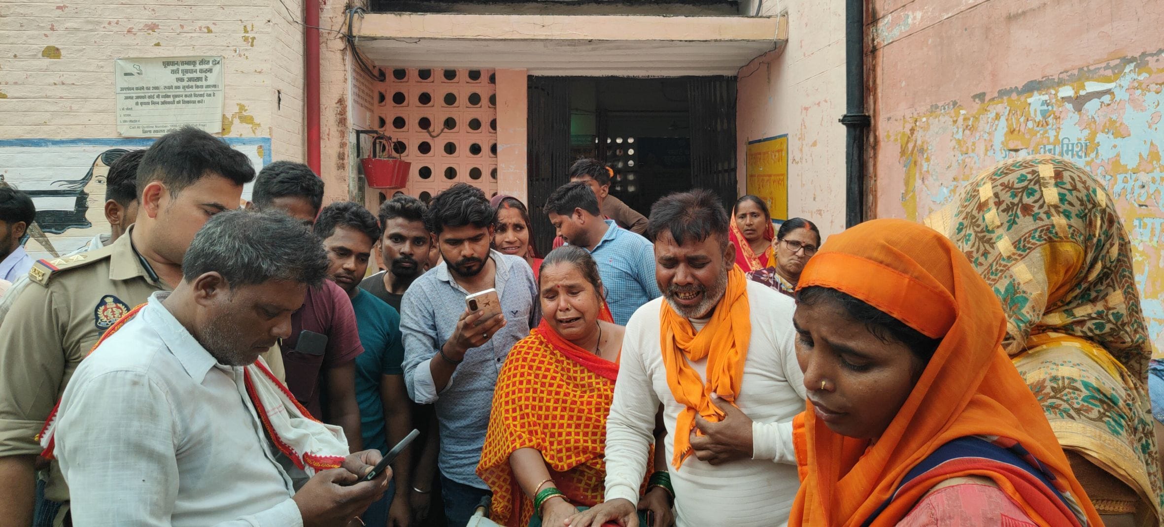 खीरों थाना क्षेत्र के सराय महमूद गांव में बिजली गिरने से भाई-बहन की हुई मौत के बाद सीएचसी में र