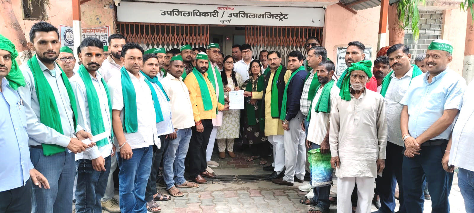 खुर्जा तहसील में एसडीएम को ज्ञापन सौंपते भाकियू महाशक्ति के कार्यकर्ता। स्रोत: स्वयं