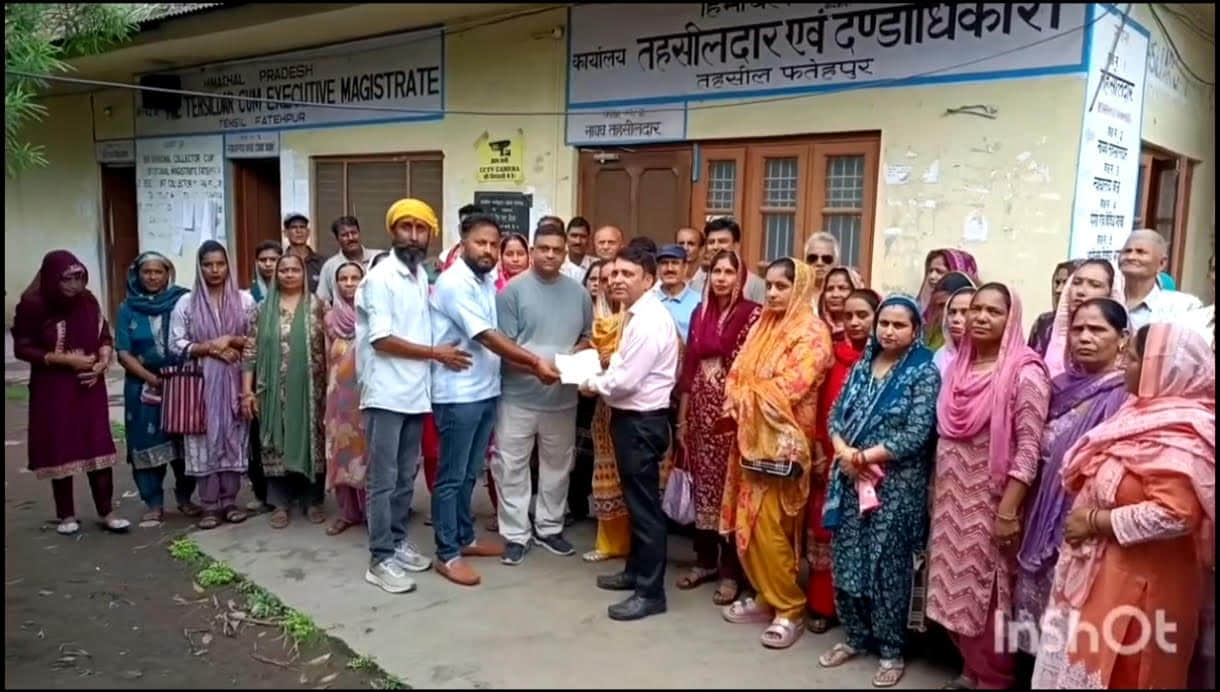 लो वोल्टेज से परेशान लोग तहसीलदार फतेहपुर को ज्ञापन सौंपते हुए । स्रोत : जागरूक पाठक