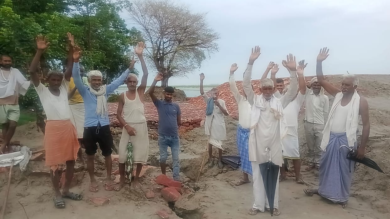 Villagers staged a protest in Hamidpur Babrotiya.