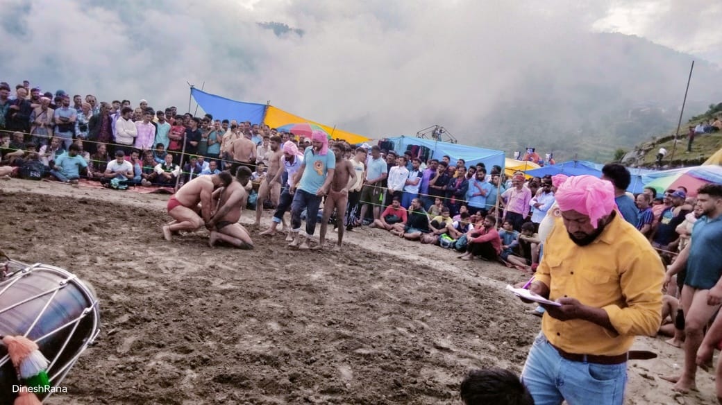 लखदाता छिंज मेला सुखधार में दमखम दिखाते पहलवान। संवाद