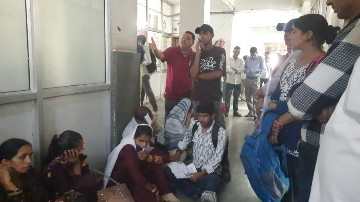 मेडिकल कॉलेज चंबा की मेडिसन ओपीड़ी के बाहर हो हल्ला करते मरीज। संवाद।