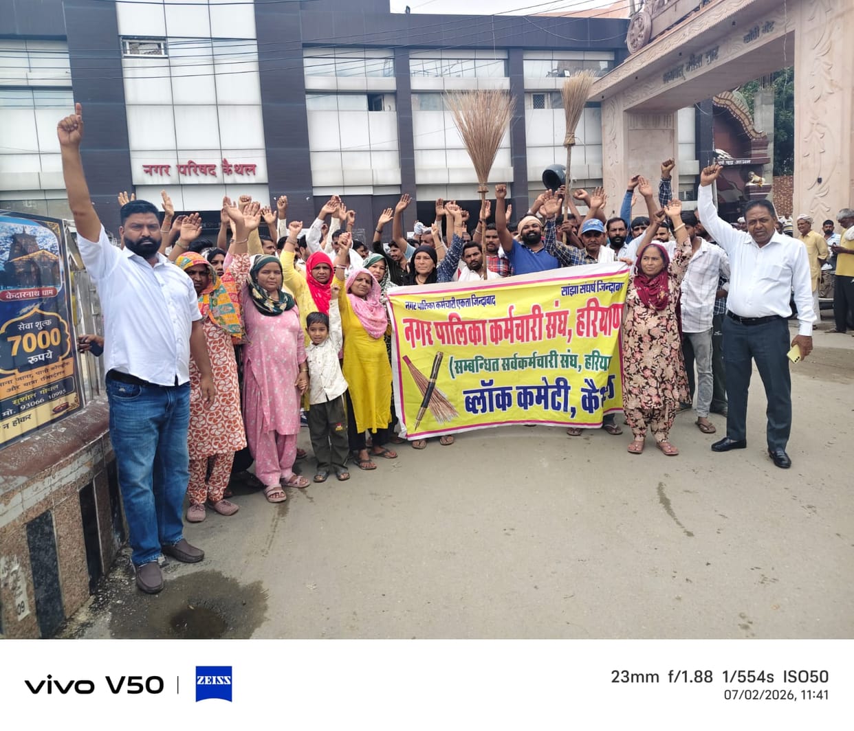Employees continue to protest, demanding the implementation of the agreement reached on May 13.