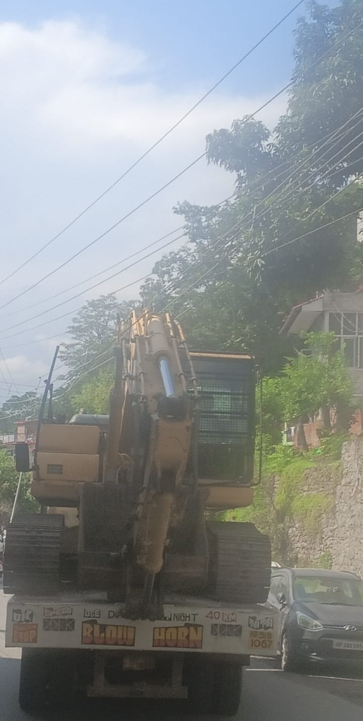Power line snapped after getting caught in a tipper truck; panic ensued among the people.
