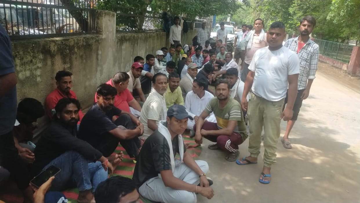 Employees remained on strike for the third day; piles of garbage accumulated at various locations.