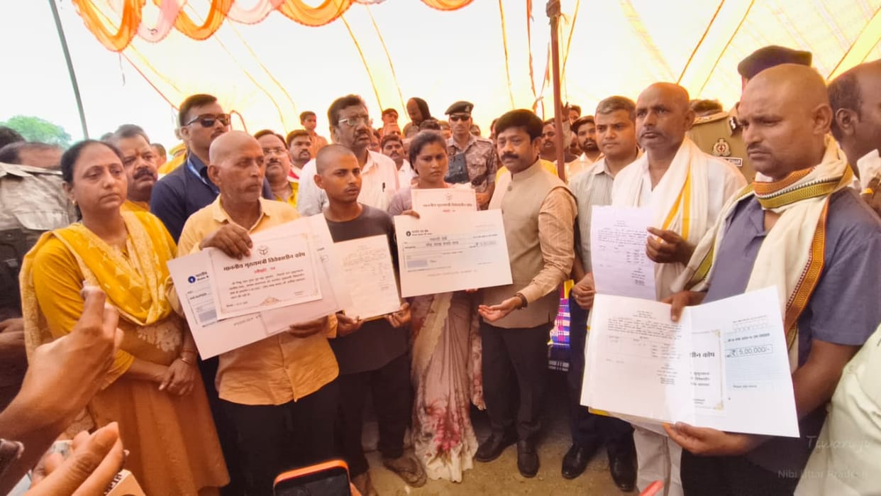 The government handed over a cheque for 15 lakh in financial assistance to the victims