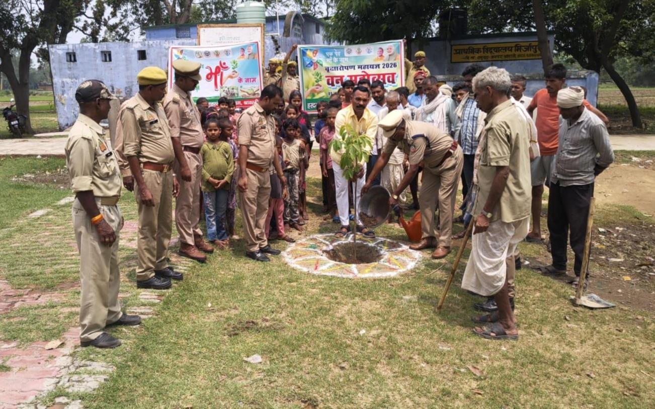  मिर्जापुर गांव में पौधरोपण करते जिलापंचायत सदस्य व अन्य।-