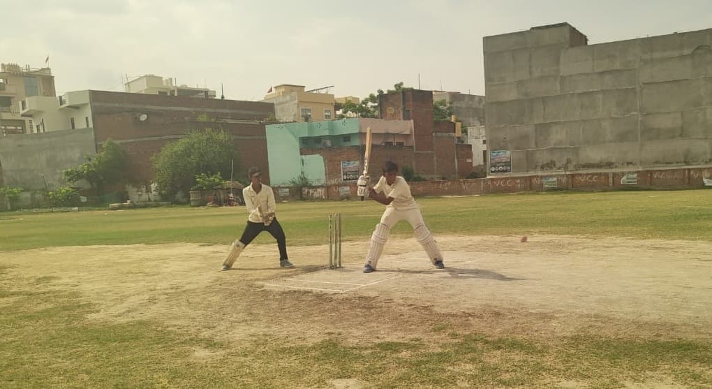 नगर के सहादतपुरा स्थित मैदान में आयोजित मैच में शाट लगाता बल्लेबाज।संवाद