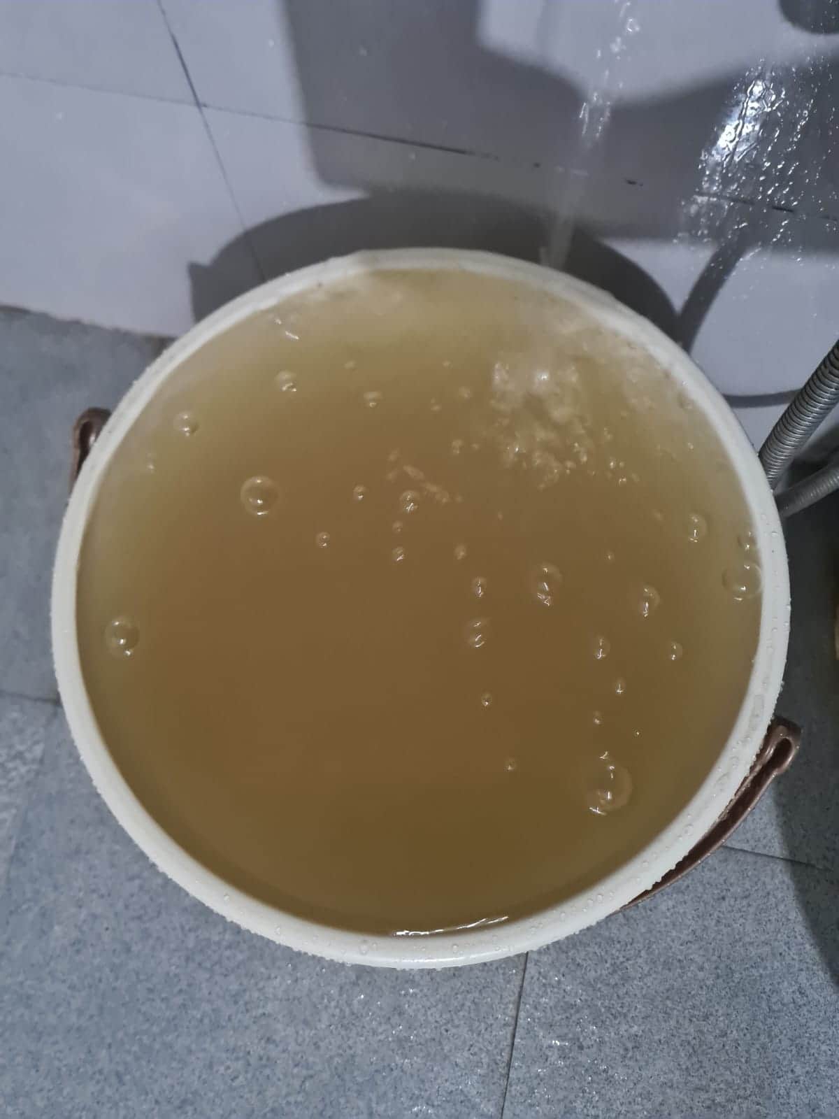 नगर परिषद नादौन के वार्ड नंबर चार में आ रहा मटमैला पानी। संवाद