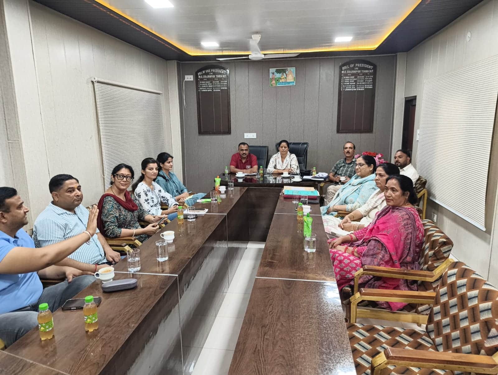 नगर परिषद सुजानपुर की मासिक बैठक में उपस्थित पार्षद एवं अन्य। संवाद